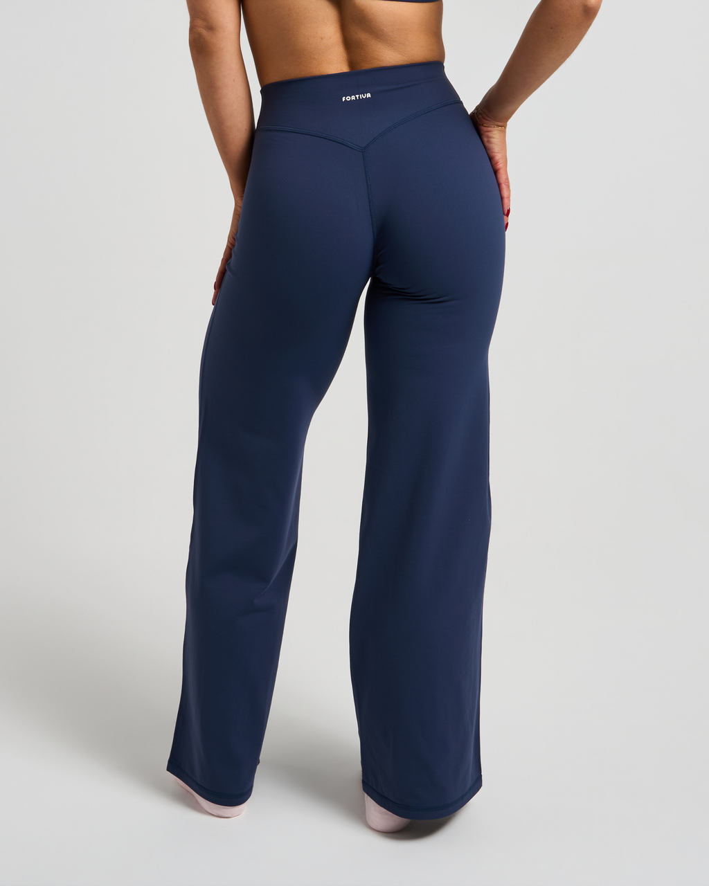 SKNCLOUD™ Straight Leg Leggings with White Logo