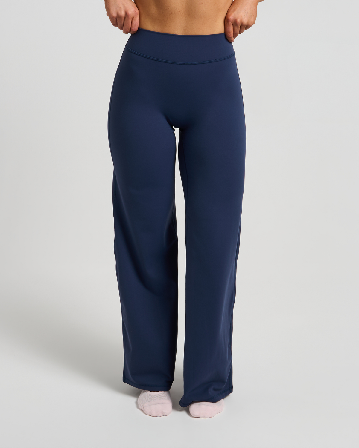 SKNCLOUD™ Straight Leg Leggings with White Logo