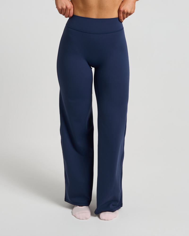 SKNCLOUD™ Straight Leg Leggings with White Logo
